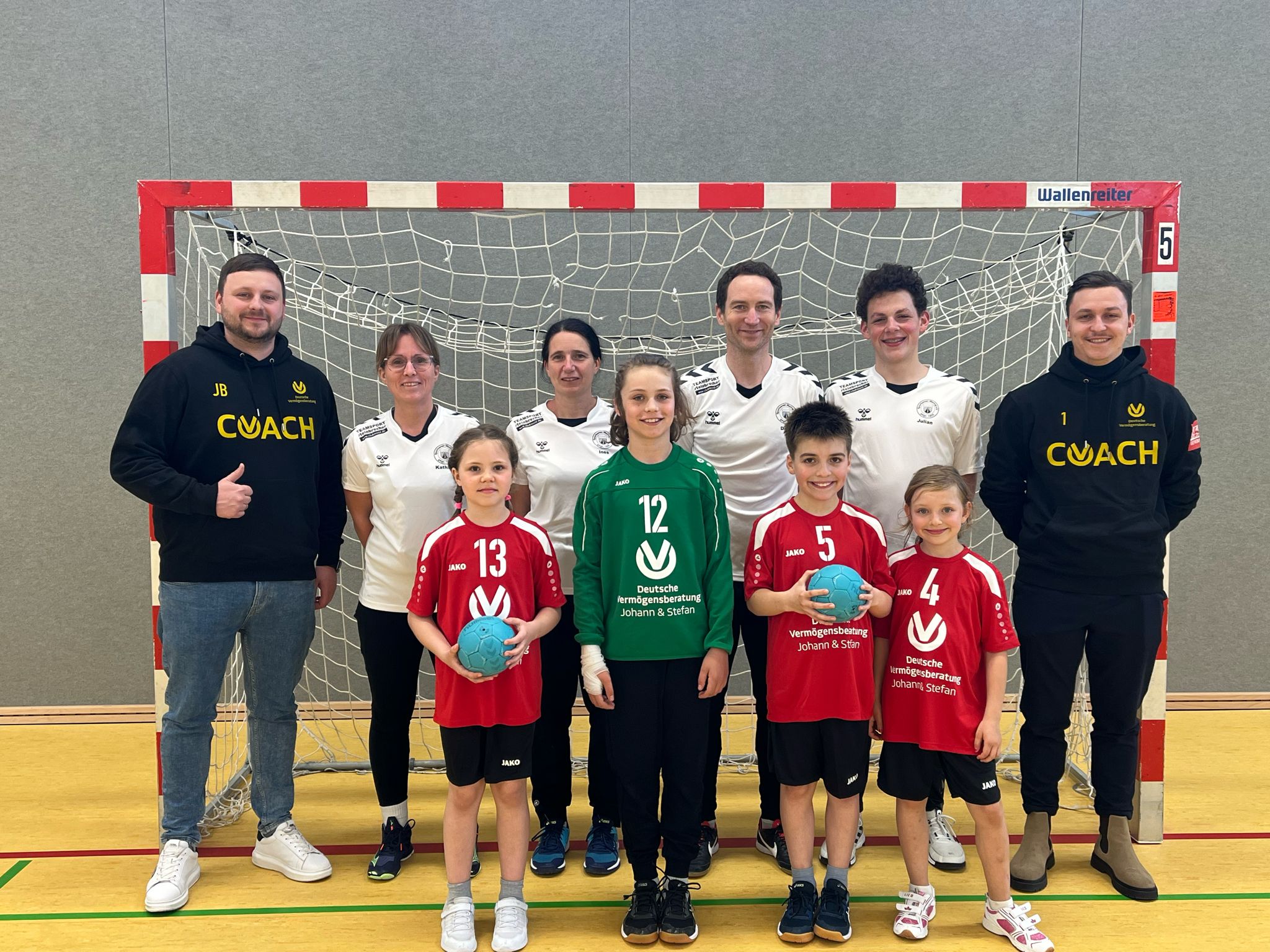 Minis und E-Jugend mit neuen Trikots